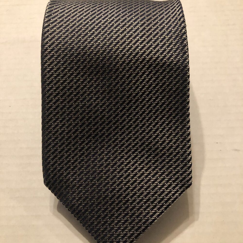 Emporio Armani men's  new gray silk tie  width: 3 3/4"  LENGTH: 59 3/4"